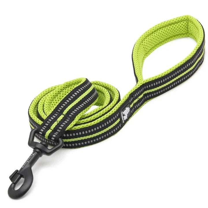 Hållbart hundkoppel med reflexer, designat för att stå emot väder och vind, ökar tryggheten.