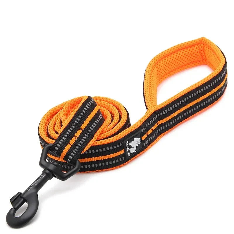 Ergonomiskt reflexkoppel som ger både komfort och säkerhet för hund och ägare under promenaden.