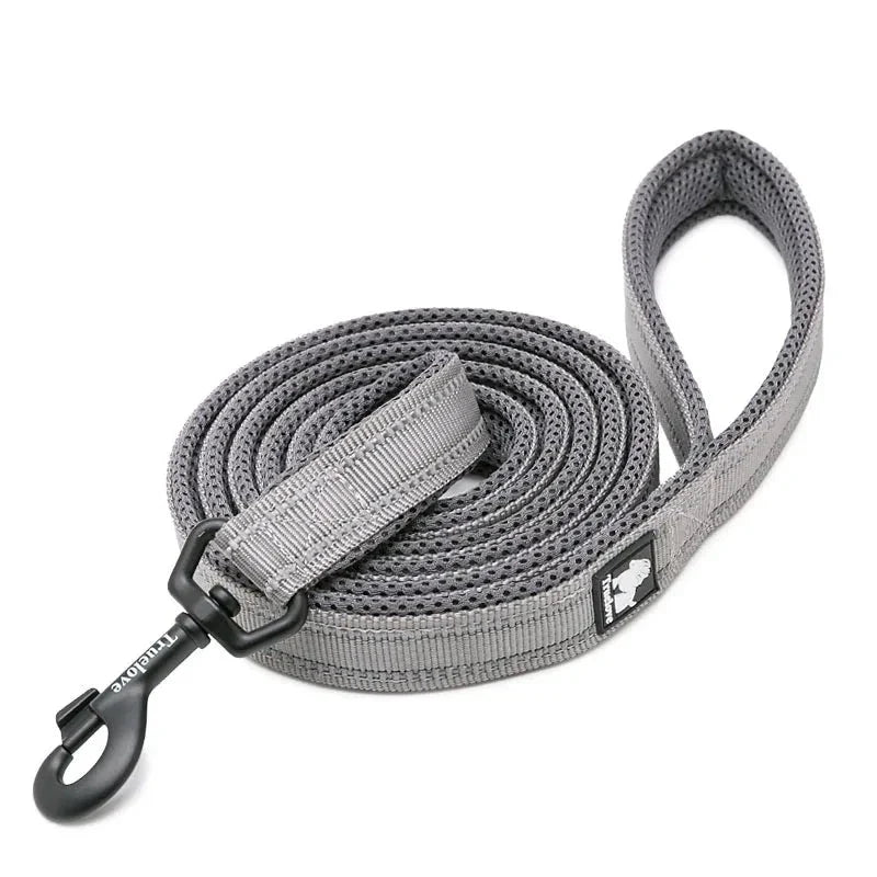 Produktbild av ett unisex reflexkoppel, redo för att ge din hund en säker och bekväm promenad.