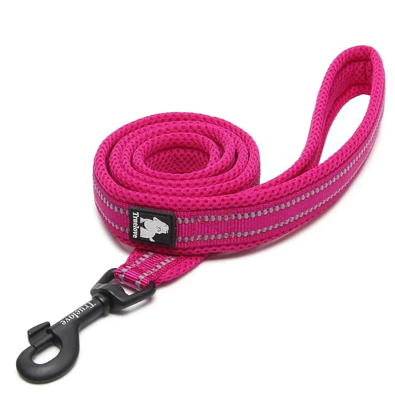 Komfortabelt och hållbart reflexkoppel, viktigt för din hunds säkerhet under mörka promenader.