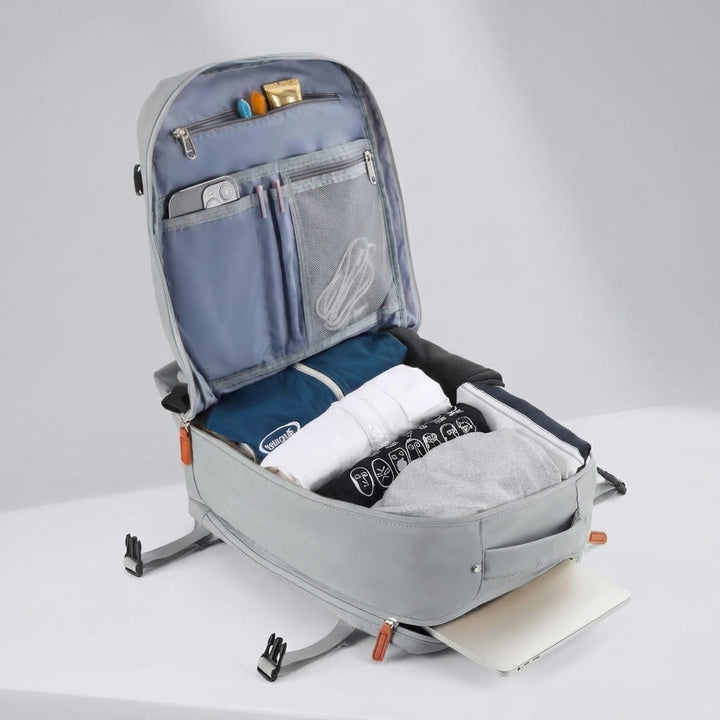 Kompakt kabinväska/reseryggsäck med laptopfack, perfekt som handbagage för korta resor.