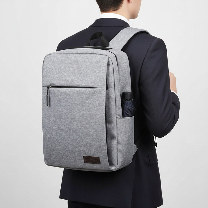 Slim mångsidig unisex ryggsäck med USB-port. Idealisk för laptop, pendling och dagligt bruk.
