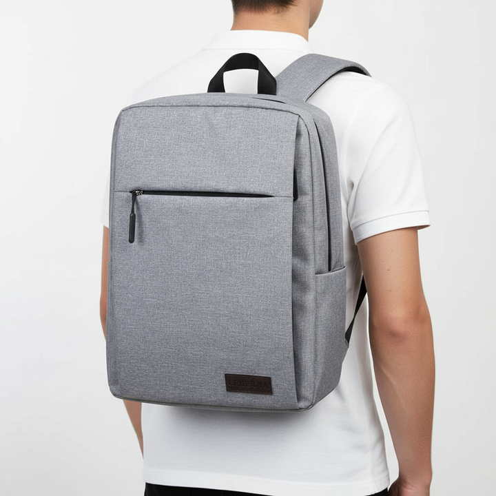 Mångsidig unisex ryggsäck SlimBack. Vattentät design med USB-port och fack för laptop, håller ordning.