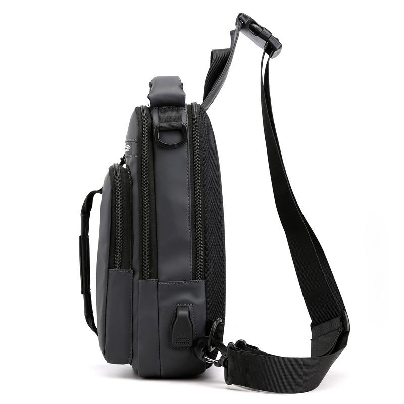 Unisex ryggsäck i oxfordduk med USB-laddningsport och flera fickor, ergonomisk design, vattentät, stilren i svart.