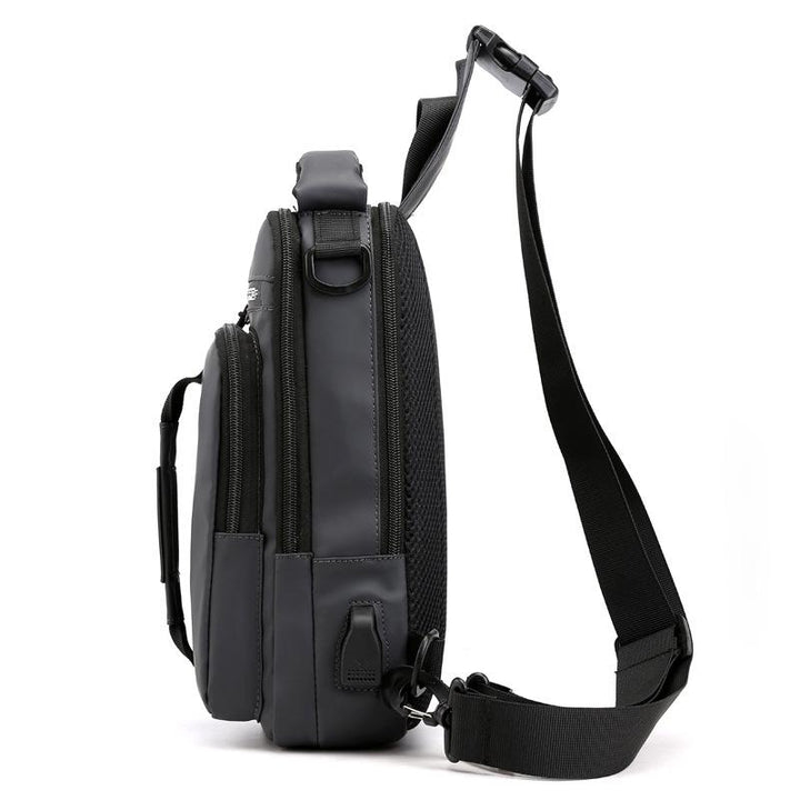 Unisex ryggsäck i oxfordduk med USB-laddningsport och flera fickor, ergonomisk design, vattentät, stilren i svart.