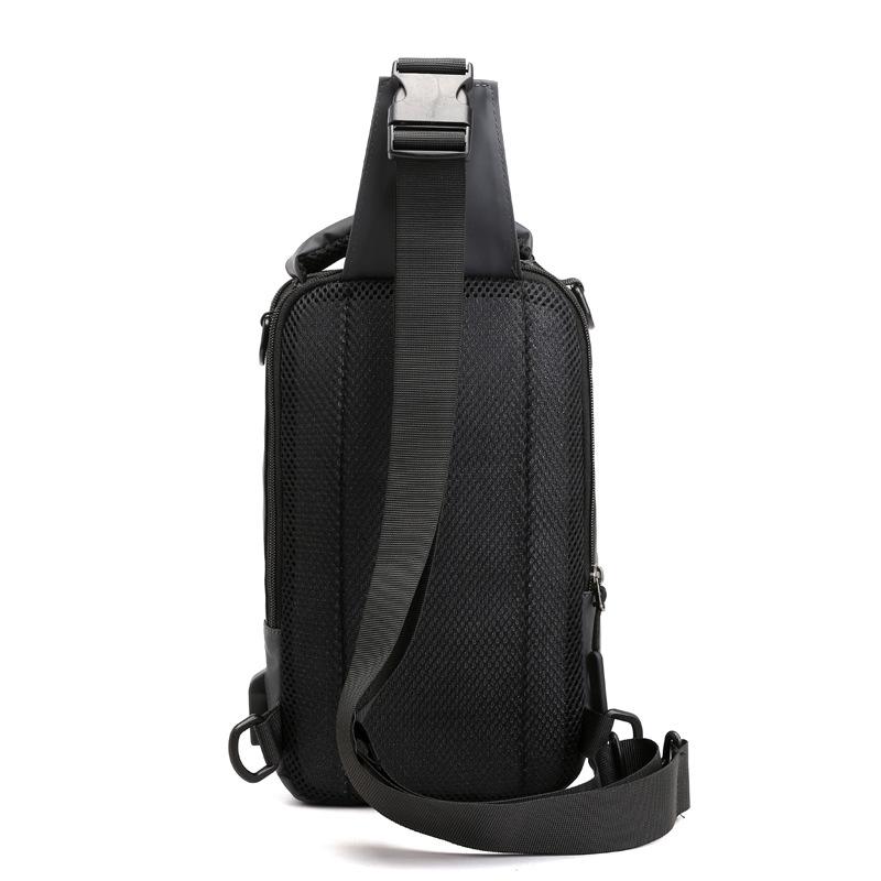 Unisex ryggsäck i oxfordduk med USB-laddningsport och flera fickor, ergonomisk design, vattentät, stilren i svart.