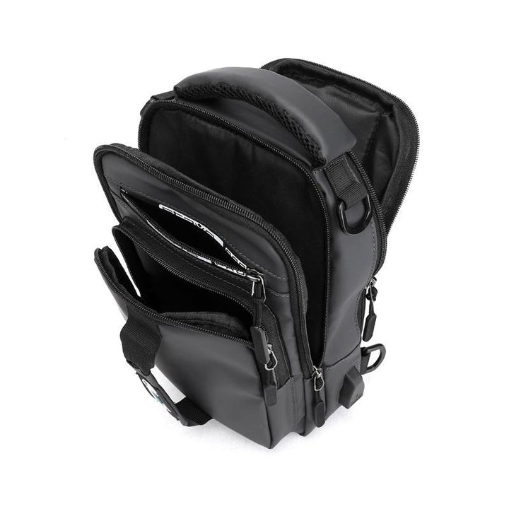 Unisex ryggsäck i oxfordduk med USB-laddningsport och flera fickor, ergonomisk design, vattentät, stilren i svart.