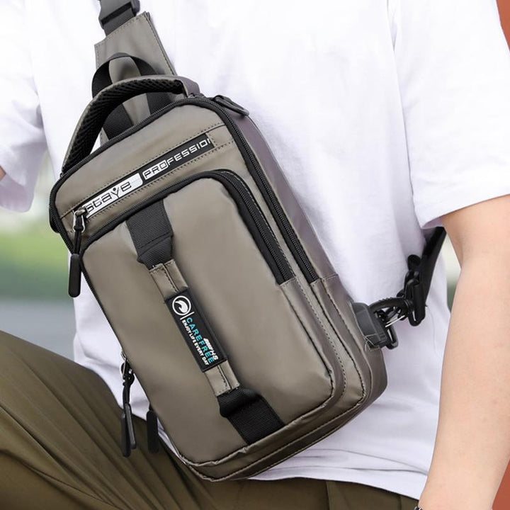 Unisex ryggsäck i oxfordduk med USB-laddningsport och flera fickor, ergonomisk design, vattentät, stilren i svart.