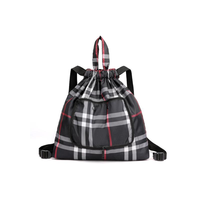 Unisex ryggsäck i slitstarkt nylontyg med dragsnöre, stiligt tryck. Perfekt för vardag och resor, lätt och rymlig.