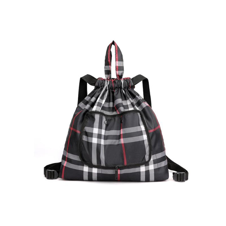 Unisex ryggsäck i slitstarkt nylontyg med dragsnöre, stiligt tryck. Perfekt för vardag och resor, lätt och rymlig.