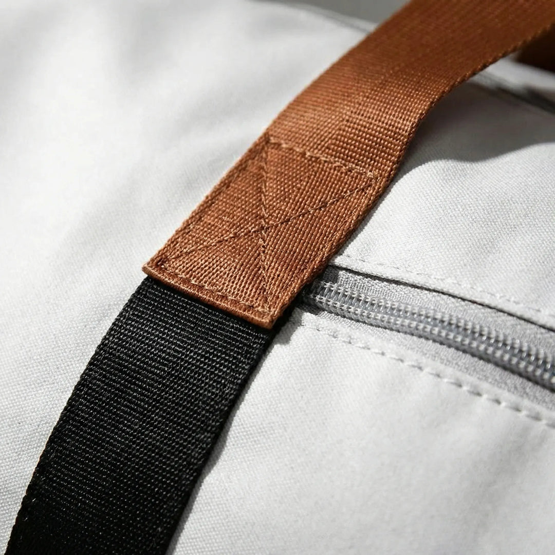 Träningsväska med vattentätt våtfack för våta kläder och badkläder. Rymlig och organiserad design, unisex.