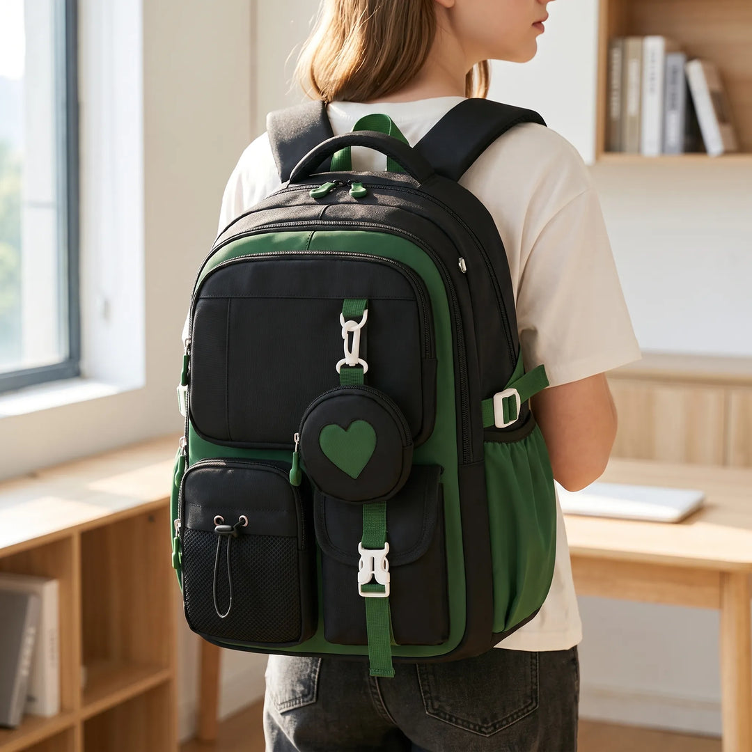 Unisex skolryggsäck med färgglatt geometriskt mönster. Perfekt för studenter och vardag.