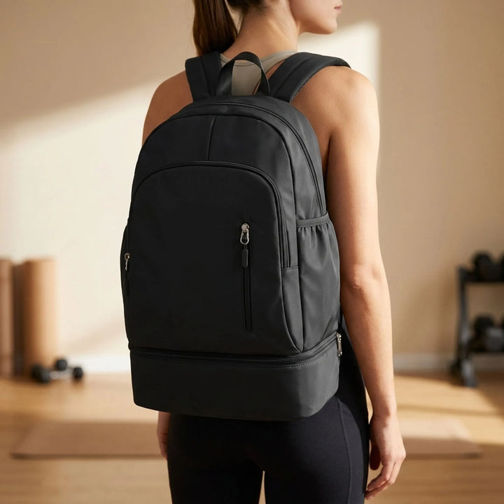 Unisex sportryggsäck i nylon med ventilerat skofack för organiserad träning och gym.