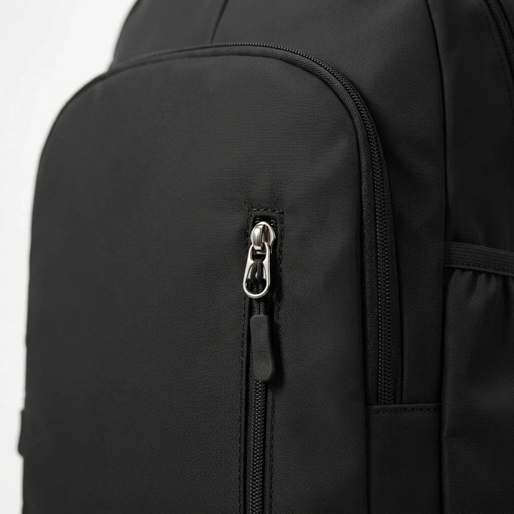 Svart unisex sportryggsäck i slitstark nylon, designad för gym och resor, med praktiskt skofack.