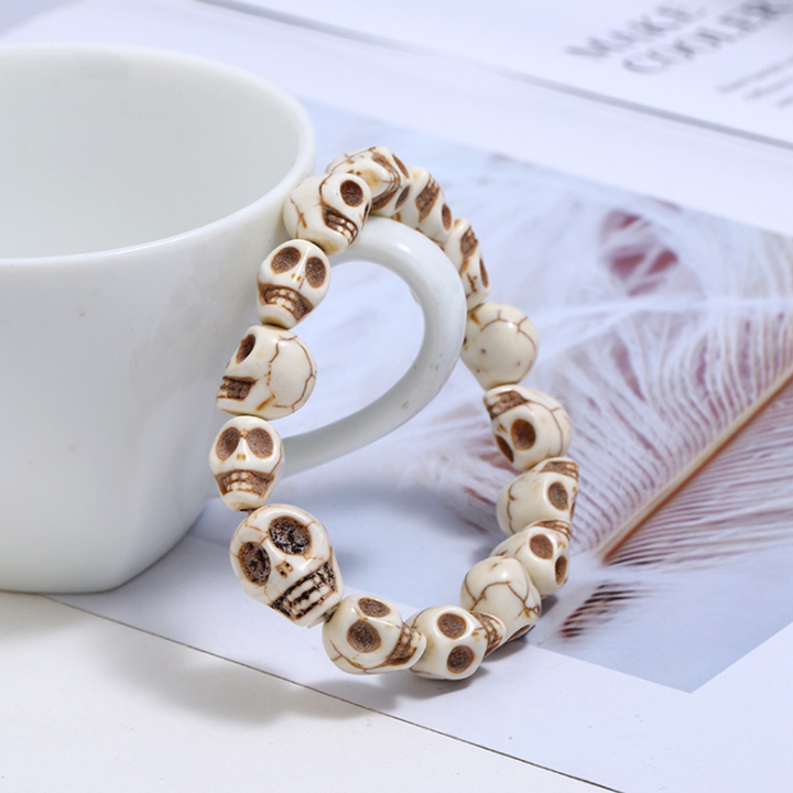 "Unisex strandarmband med färgglada stenar och skalle-design, handgjort för unikt stiluttryck."