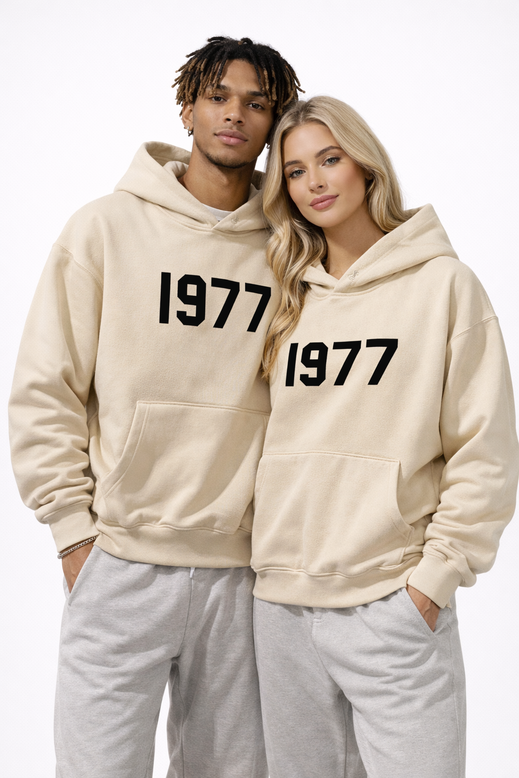 Unisex Streetwear Hoodie med 1977-tryck, raglanärmar och huva. Perfekt för avslappnad stil.
