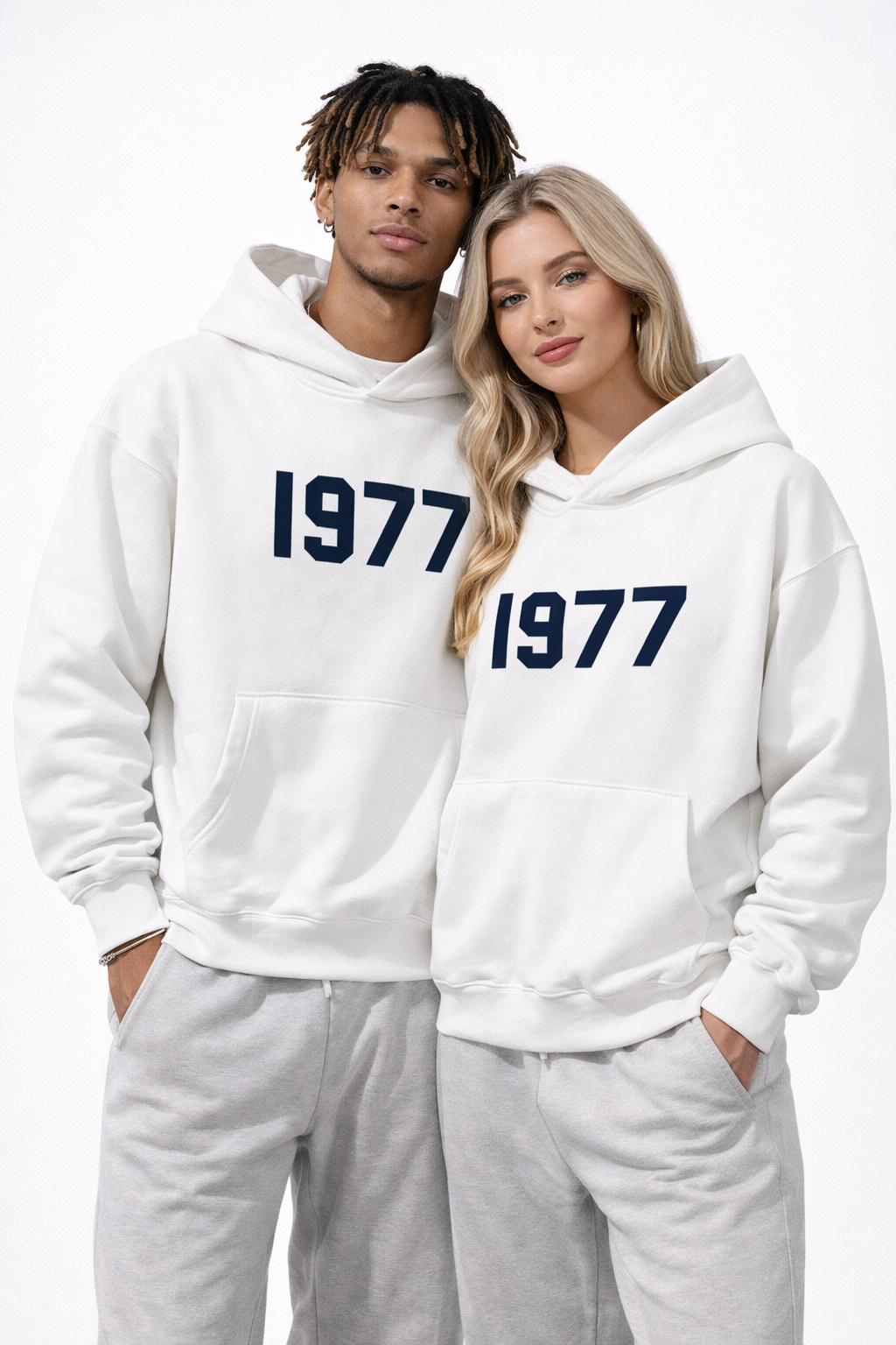 Svart unisex streetwear hoodie med 1977-tryck, huva och raglanärmar. En tidlös klassiker.