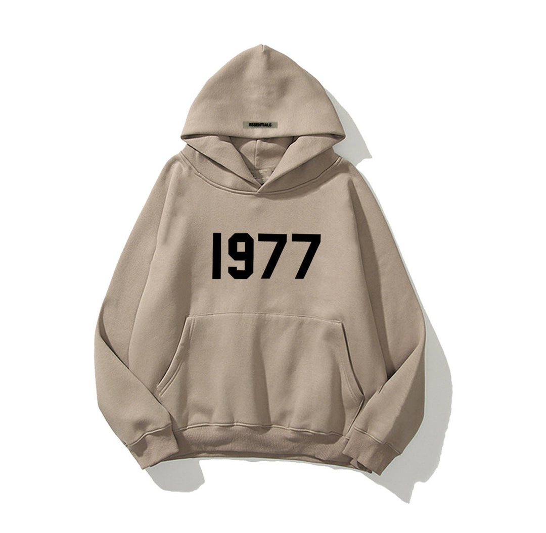 Bekväm unisex hoodie i streetwear-stil med unikt 1977-tryck och praktisk känguruficka.