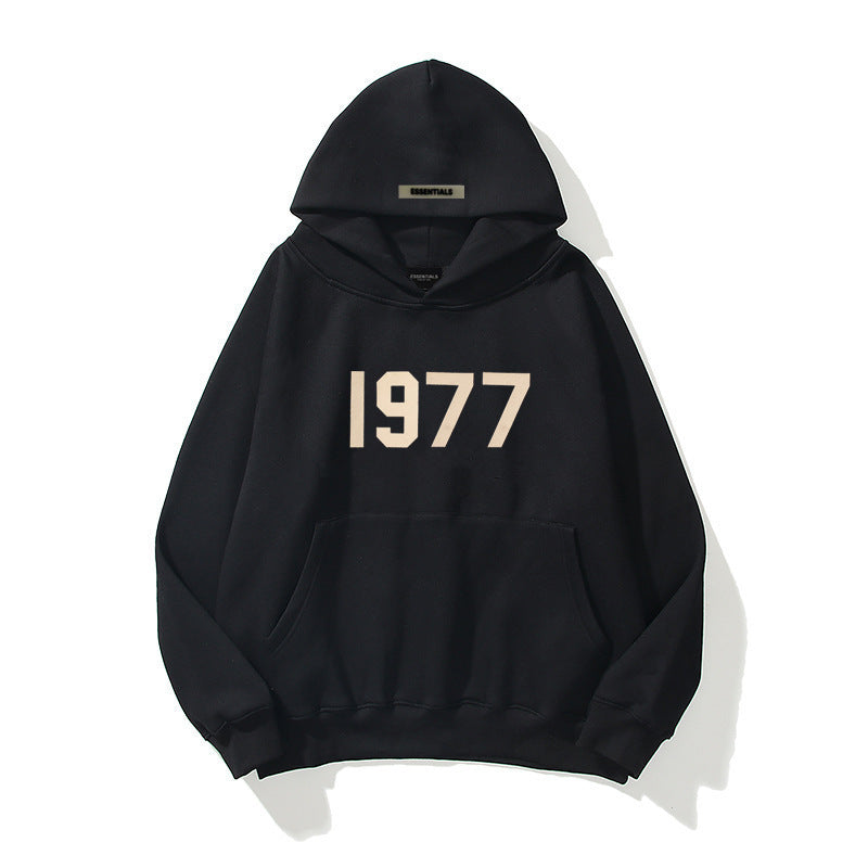 Snygg streetwear-tröja med avslappnad passform, raglanärmar och ikonisk 1977-logotyp.