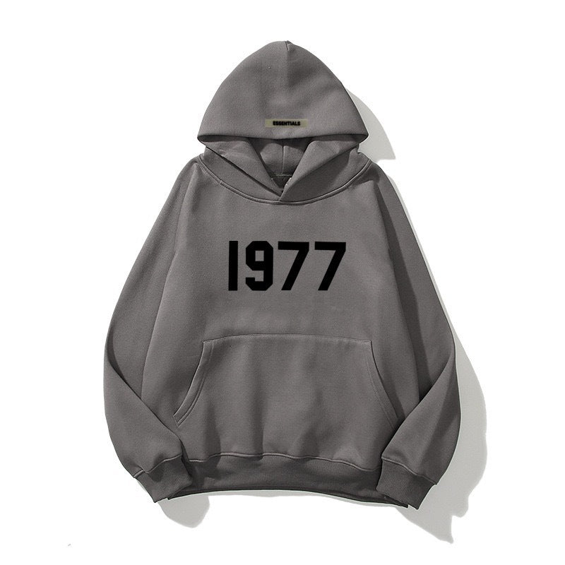 Höstmode: Varm unisex hoodie med 1977-tryck och bekväma raglanärmar. Idealisk för kalla dagar.