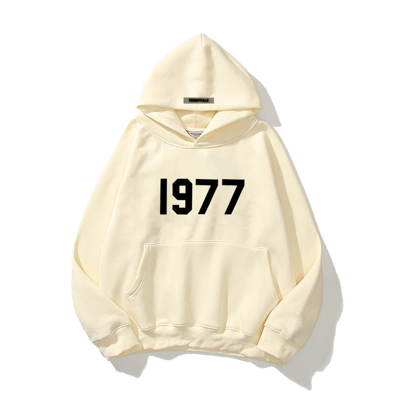 Detaljbild: Tydligt 1977-tryck på bröstet av denna snygga unisex streetwear hoodie med huva.