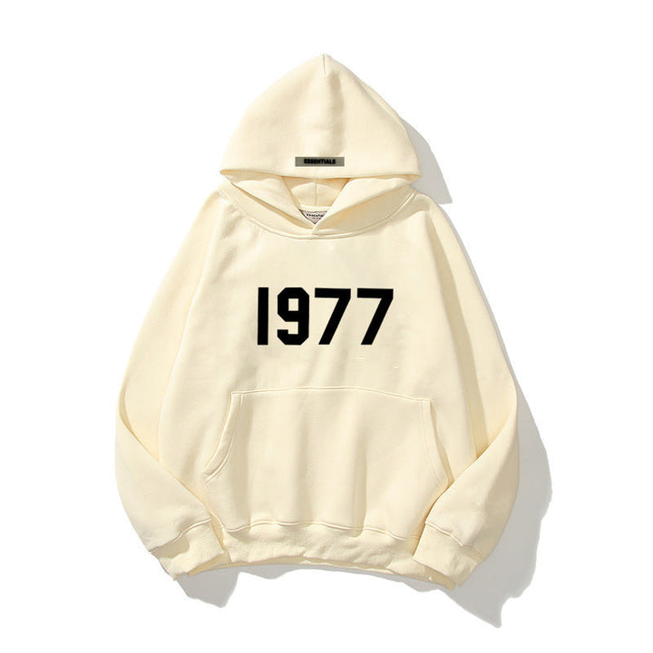 Detaljbild: Tydligt 1977-tryck på bröstet av denna snygga unisex streetwear hoodie med huva.
