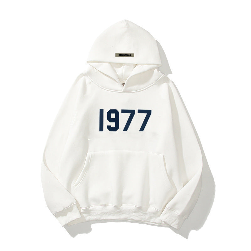 Moderiktig dam- och herrhoodie med raglanärmar, mjukt tyg och coolt 1977-tryck. Stilren och bekväm.
