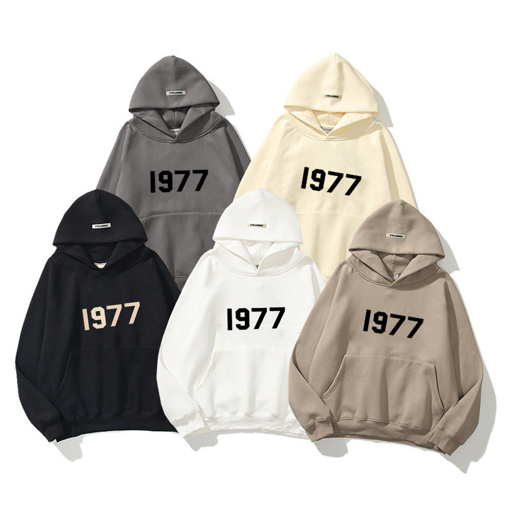 Vinterkläder: Håll dig varm i denna unisex streetwear hoodie med 1977-tryck och praktisk huva.