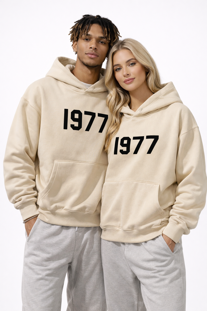 Produktbild: Unisex hoodie med modern passform, raglanärmar och framträdande 1977-tryck.