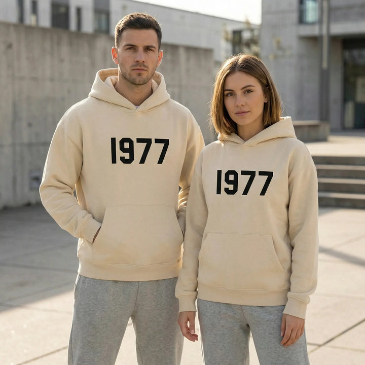 Unisex streetwear hoodie med raglanärmar och tydligt 1977-tryck. Perfekt för vintage stil.