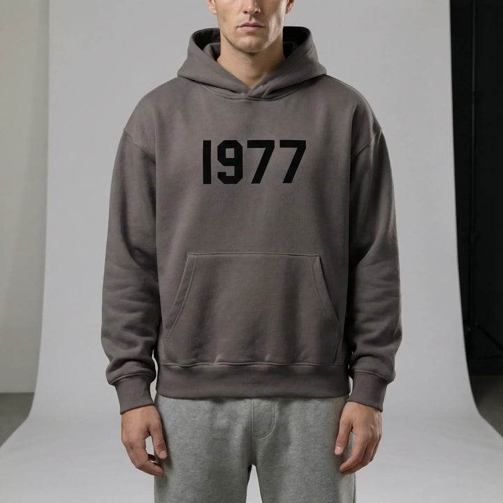 Praktisk streetwear tröja med raglanärm och 1977-design. Skön för både dam och herr.