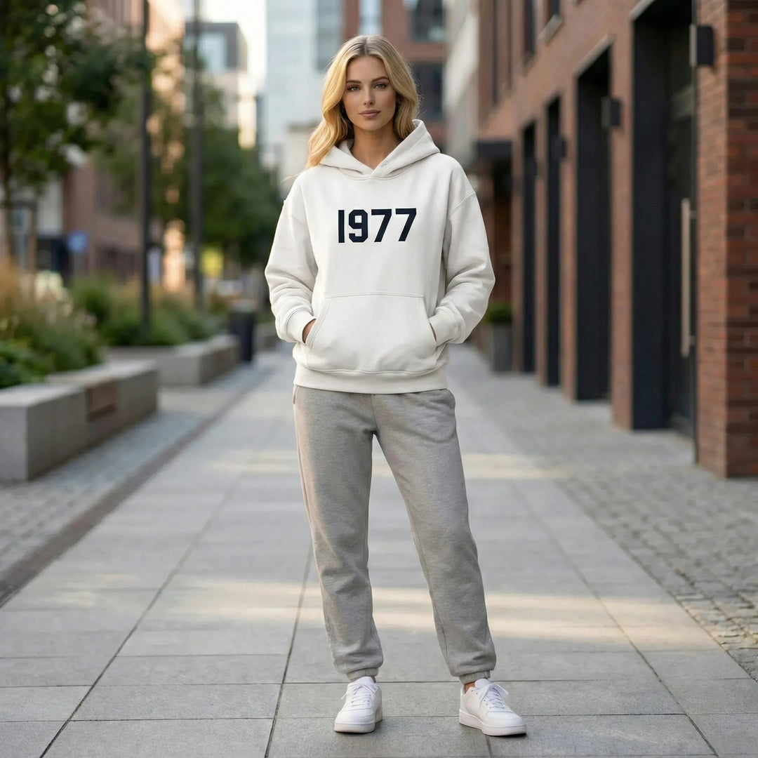 Robust hoodie i unisexmodell med raglanärmar och tydligt 1977-tryck för retrolooken.