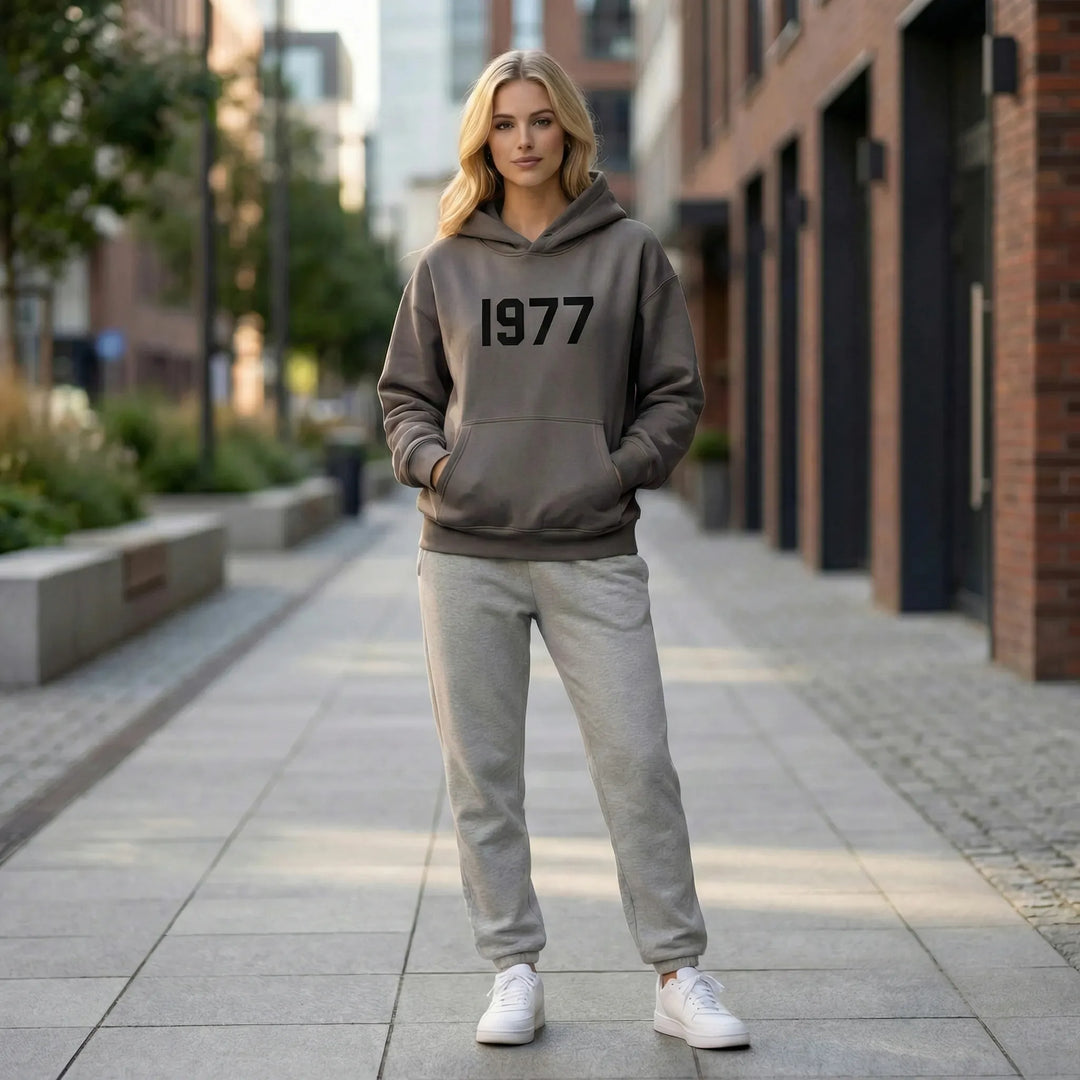 Vardaglig streetwear luvtröja med raglanärmar och vintage 1977-text. Finns i flera storlekar.