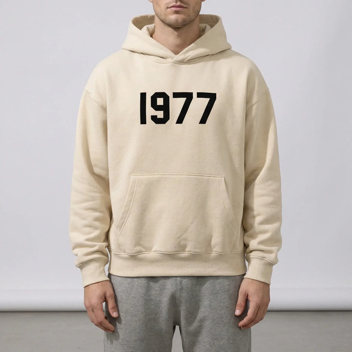 Bekväm unisex luvtröja med raglanärmar. Snyggt 1977-tryck ger en retrokänsla.