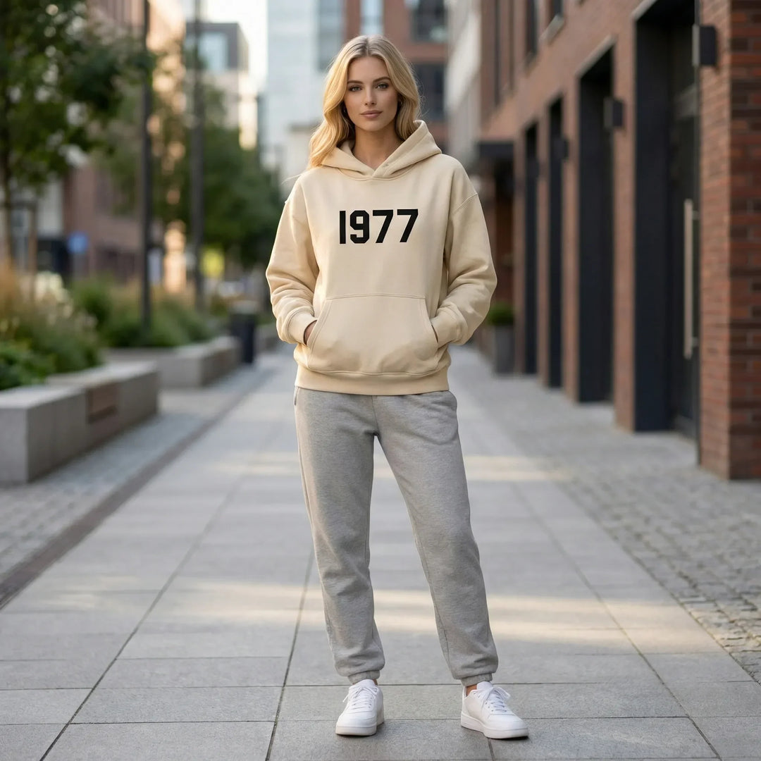 Modern luvtröja med raglanärmar och iögonfallande 1977-text. Mysig och mångsidig.