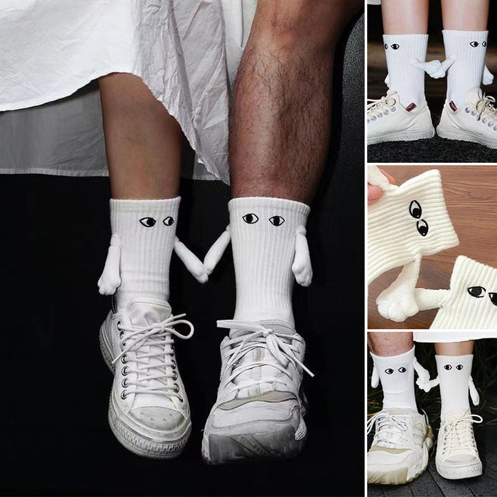 "Unisex strumpor i polyester med magnetiska händer i svart eller vitt, symboliserar kärlek och samhörighet, accessoar."