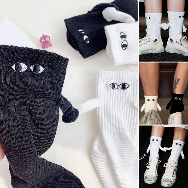 "Unisex strumpor i polyester med magnetiska händer i svart eller vitt, symboliserar kärlek och samhörighet, accessoar."