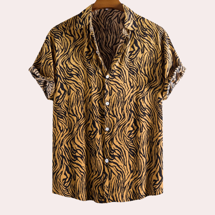 Unisex tigerprint sommarskjorta med stilren knäppning. Trendig kortärmad skjorta för avslappnade dagar.