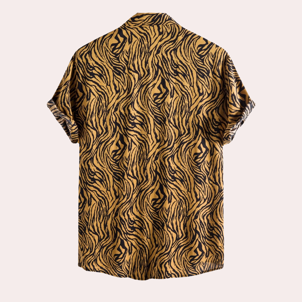 Mönstrad unisex skjorta i tigerprint, perfekt för sommaren. Casual kortärmad skjorta med knappar.