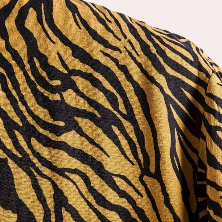 Stilren tigerprint unisex skjorta med knäppning. Moderiktig sommarskjorta med korta ärmar.