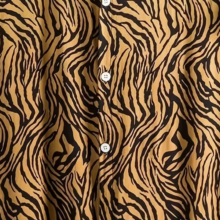 Avslappnad unisex tigerskinnsmönstrad skjorta. Kortärmad sommarskjorta med knappar för en trendig look.