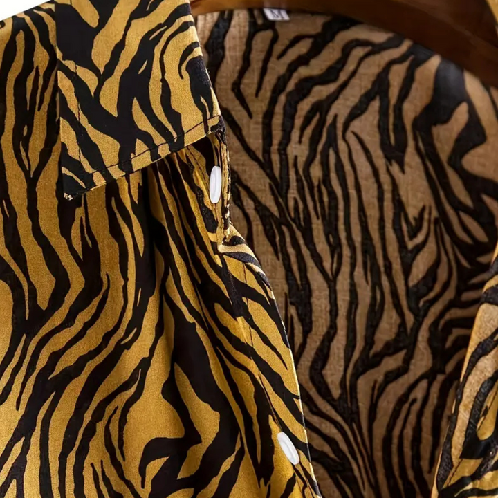 Unisex tigerprint mode skjorta för sommar. Mönstrad kortärmad skjorta med knäppning, casual stil.