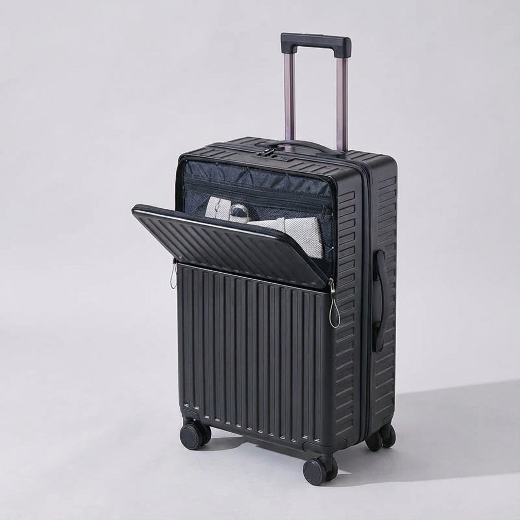 Svart Travelift resväska med rymligt framfack för dokument & laptop, samt 360-spinnerhjul. För den organiserade resenären.