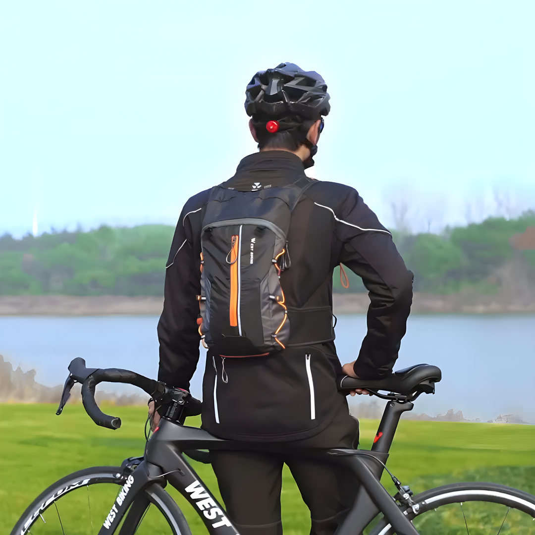 Multifunktionell sportryggsäck för friluftsliv, cykling och äventyr. Lättviktig och designad för unisex användning.