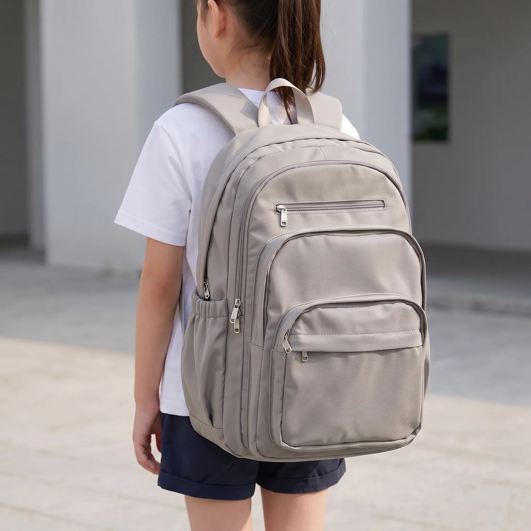 Unisex vardagsryggsäck i nylon med laptopfack och flera fickor. Perfekt för skola, pendling och dagliga äventyr.