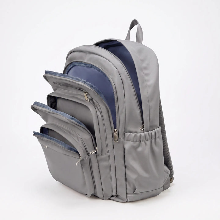 Multifunktionell studentryggsäck med säkert laptopfack och gott om utrymme för skolmaterial och personliga saker.