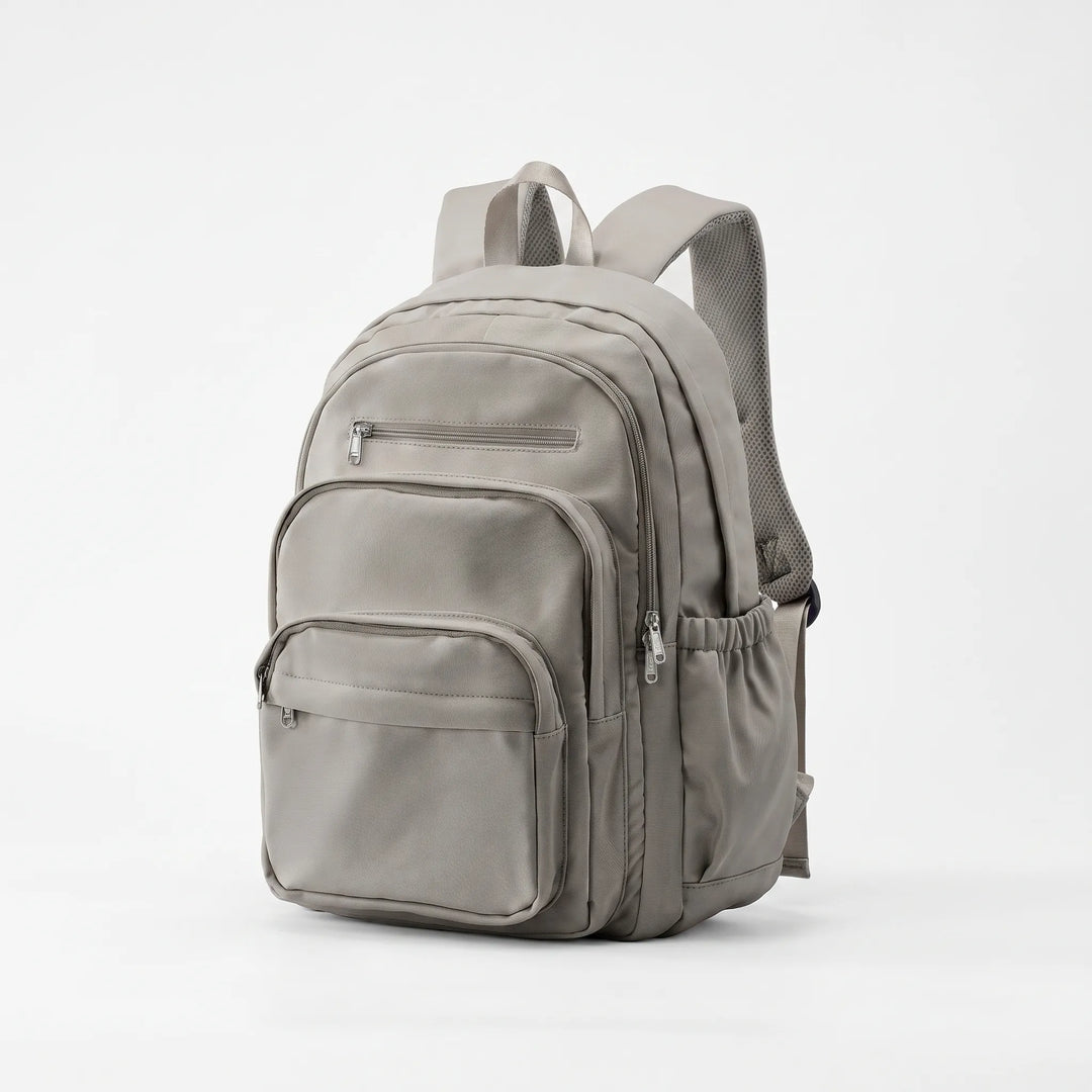 Hållbar unisex ryggsäck i vattenresistent nylon. Perfekt för vardagsbruk, skola och tuffa äventyr.