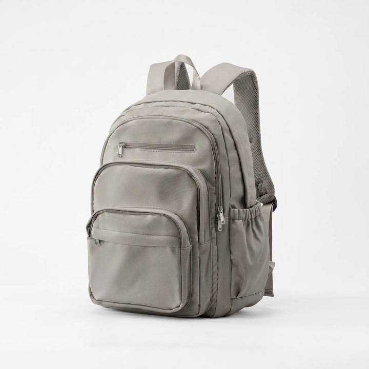 Hållbar unisex ryggsäck i vattenresistent nylon. Perfekt för vardagsbruk, skola och tuffa äventyr.