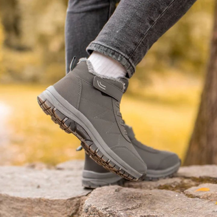 Halkfria yttersulor på unisex vinterskor, designade för optimalt vintergrepp & stabilitet.