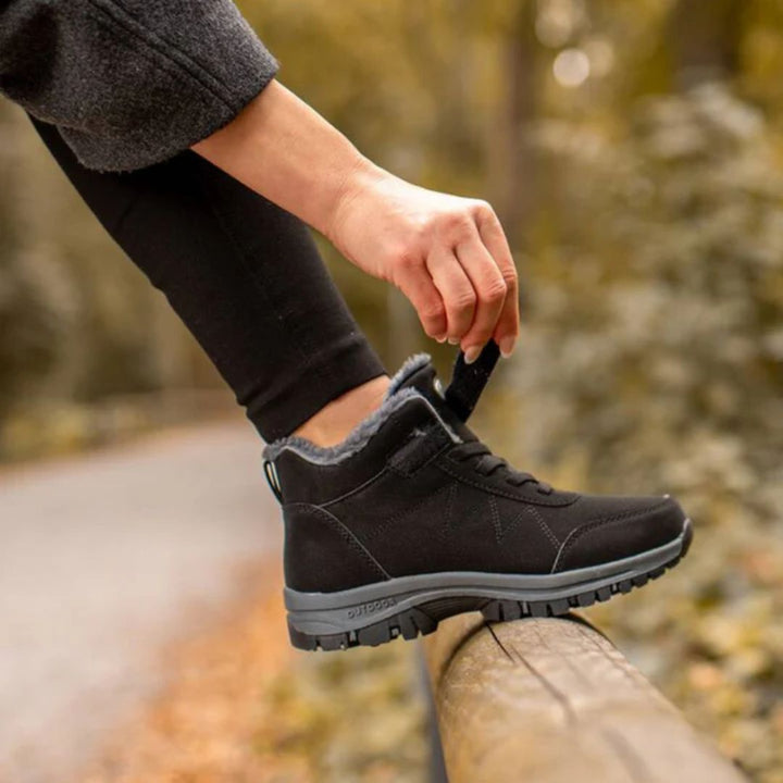 Halkfria unisex vinterskor. Ger stabilitet & säkert grepp på snö & is för herr & dam.